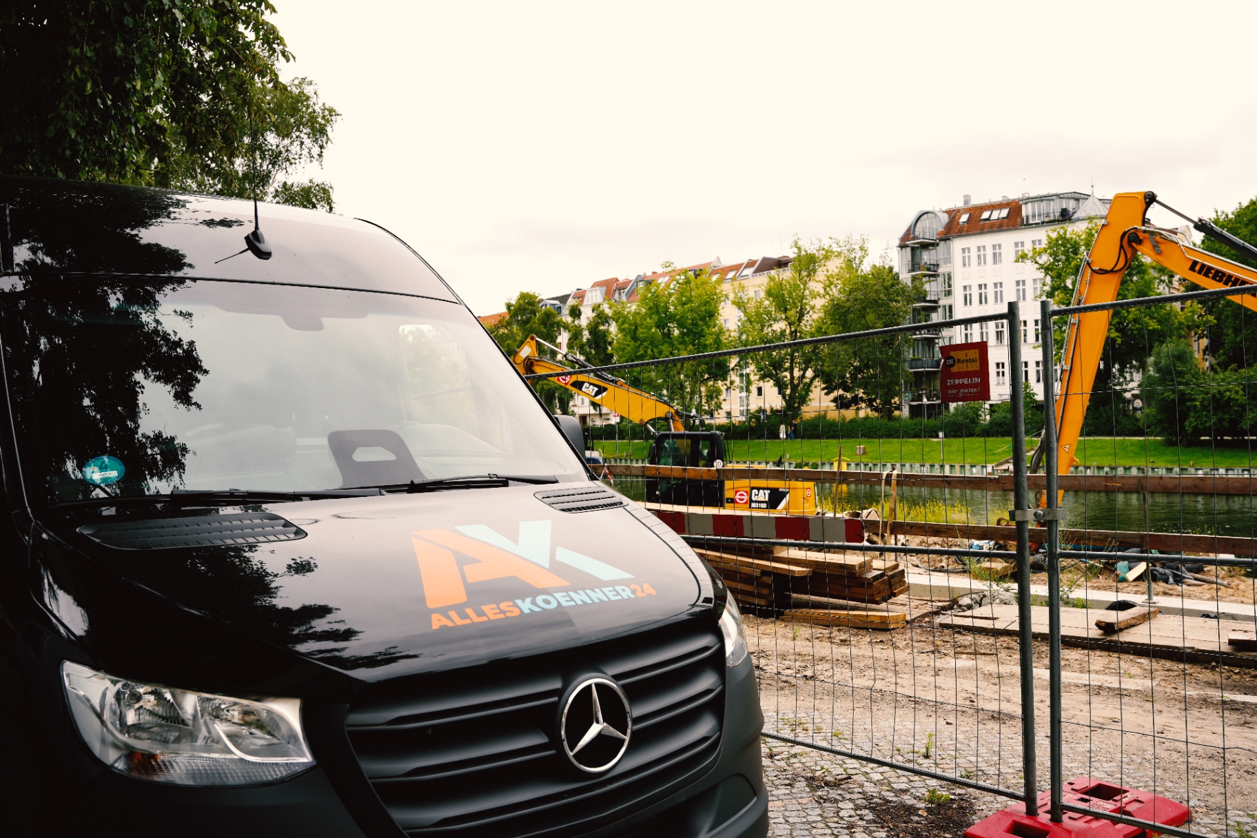 Alleskoenner24 Fahrzeug bei Baustelle mit Bagger