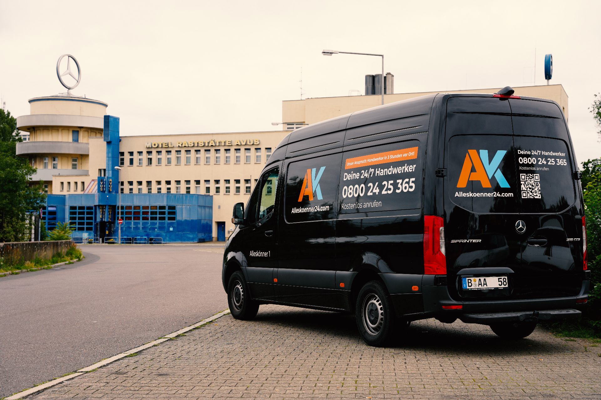 Alleskoenner24 Service-Fahrzeug vor Mercedes Zentrum